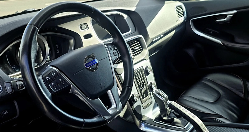 Volvo V40 cena 69900 przebieg: 144000, rok produkcji 2015 z Katowice małe 172